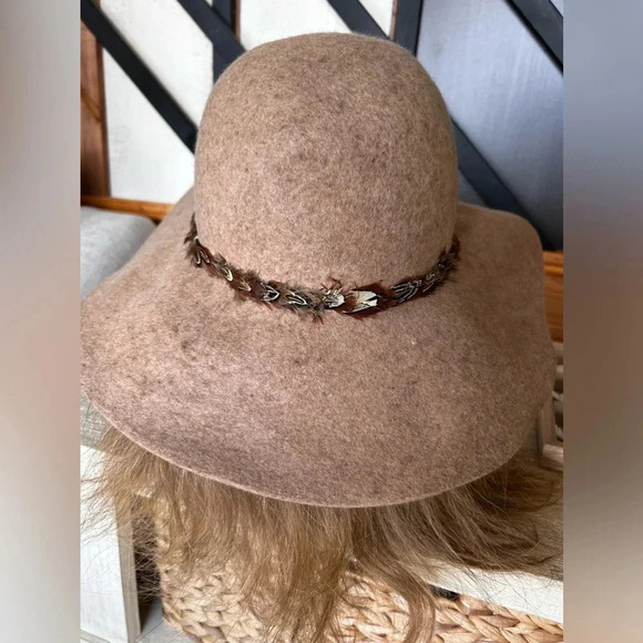 Tan/ brown women’s hat size medium - Picture 3 of 6